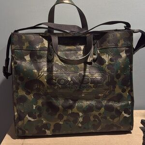 Coach field tote 40 camo print